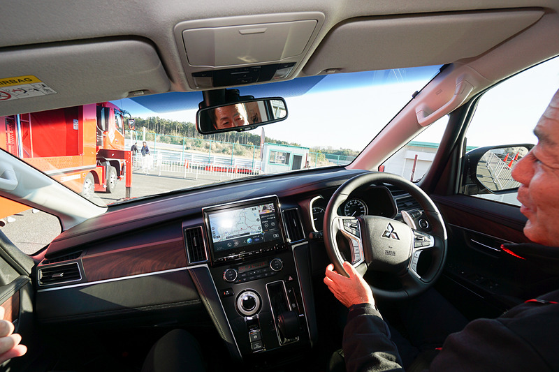 キャンバー走行中の大きく傾いた車内