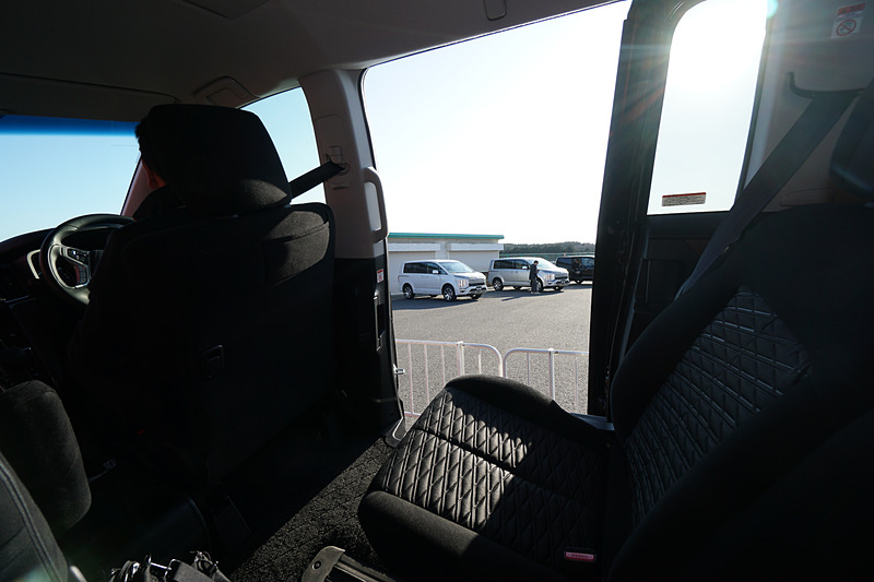 傾いた状態でも電動スライドドアを開閉することができてしまう