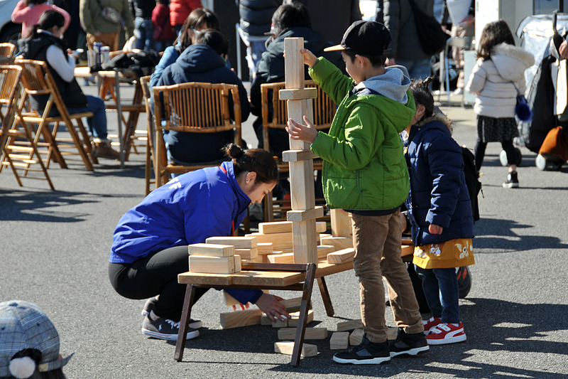 キッズコーナーも用意されていて、ジェンガや輪投げ、砂の落書きなどで遊んでいた