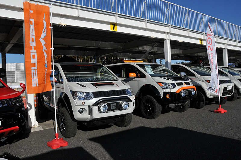 チューニング用品メーカーやカスタムショップも多数出店していた