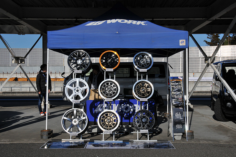 チューニング用品メーカーやカスタムショップも多数出店していた