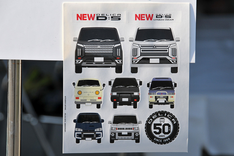会場内でiPadアンケートに答えると貰える、歴代デリカのフロントフェイスがデザインされた50周年記念ステッカー