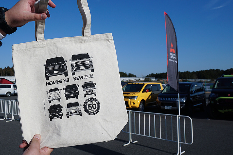 来場者が貰える帆布トートバックも歴代デリカのフロントフェイスがデザインされていた