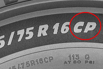 タイヤのサイドウォールにキャンピングカー専用タイヤであることを示すCPの文字が刻まれる