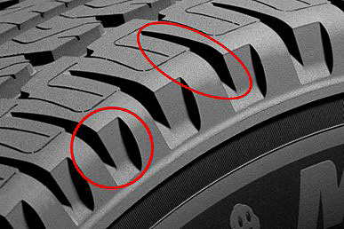 サイド部分のブロックデザインや深い横溝設計により、オートキャンプ場などの非舗装路でも高いトラクション性能を発揮する