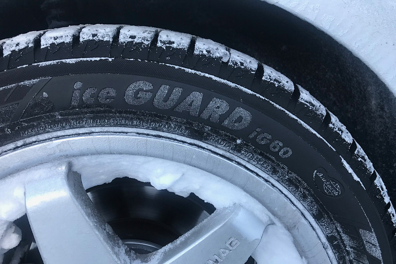 スタッフの車両が履くスタッドレスタイヤはもちろん「アイスガード 6」