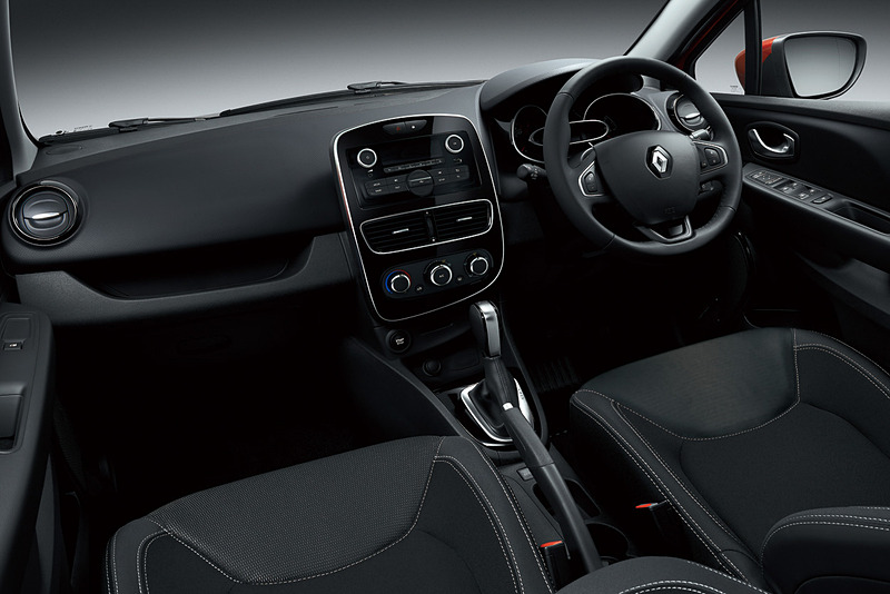 レザーステアリングとレザーシフトノブの採用で内装の質感を高めている