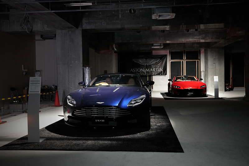 1月10日に行なわれた新正規ディーラー「アストンマーティン横浜」のプレオープニングパーティでは、工事が進められるショールーム内を公開。「DB11」「ヴァンテージ」といった最新モデルが並べられた