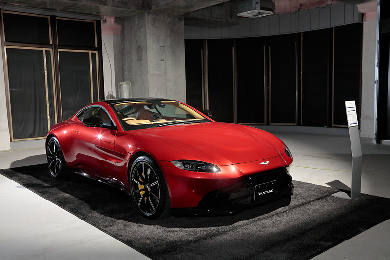 工事が進められるアストンマーティン横浜内に並べられた最新モデル