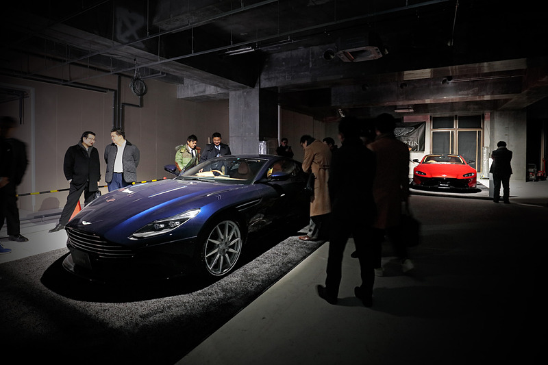 工事が進められるアストンマーティン横浜内に並べられた最新モデル