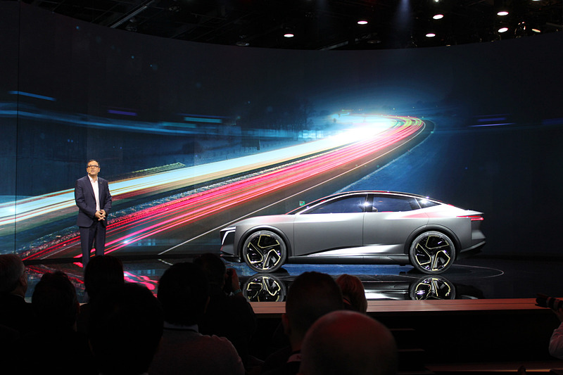 セダンやSUVとも違うフォルムを持ち、広い室内空間を実現するとともに回転式のフロントシート、リアの中心に「プレミア」リアセンターシート、その両サイドに小型「アウトボードシート」を備えた「2＋1＋2」のシートレイアウトを採用するIMs。ボディサイズは4845×1900×1500mm（全長×全幅×全高。全幅はドアミラー除く）で、ホイールベースは2900mm。360kWの出力と800Nmのトルクを発生するパワートレーンを持つ