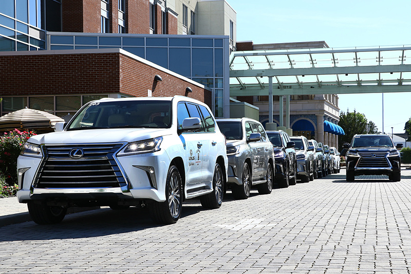 大会オフィシャルカーのレクサス車を利用するため、一般車両は入れない会場近くまで乗車したまま快適に移動できる