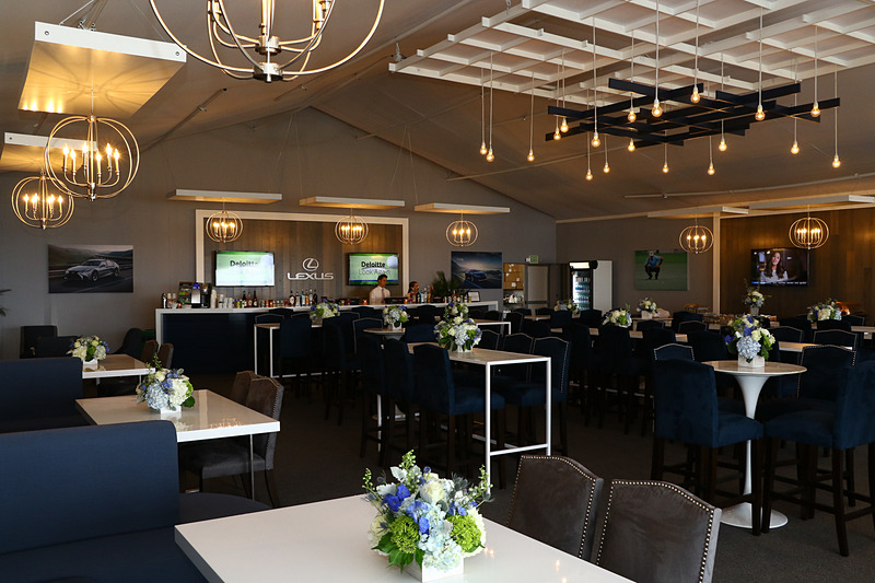 会場での観戦中に、飲食物も提供される専用ホスピタリティテントを利用可能