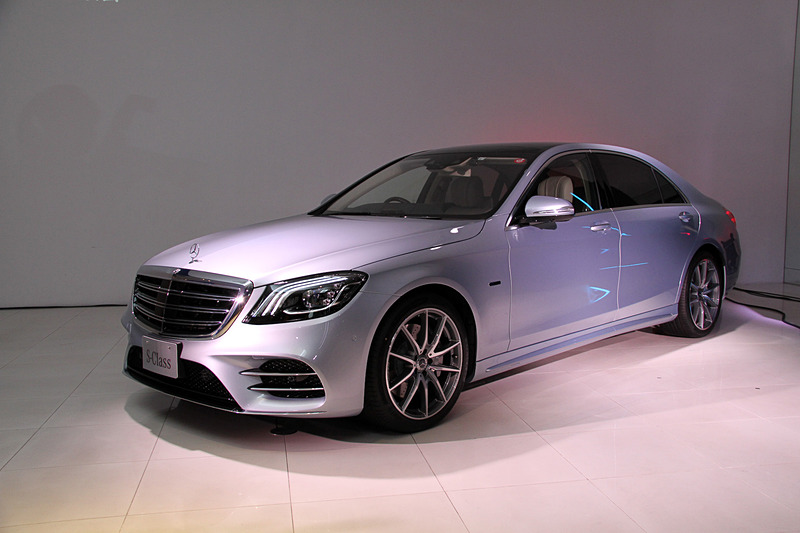 会場には写真の「S 560 e」や新型Gクラス、ミッキーマウスとコラボしたスマートの期間限定特別仕様車「スマート フォーツー エディション/ミッキー ザ トゥルー オリジナル」など、最新モデルが展示されていた