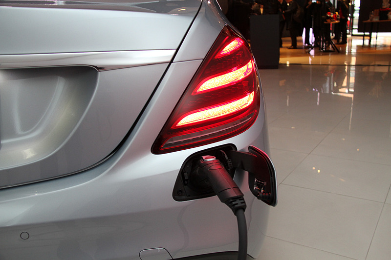 会場には写真の「S 560 e」や新型Gクラス、ミッキーマウスとコラボしたスマートの期間限定特別仕様車「スマート フォーツー エディション/ミッキー ザ トゥルー オリジナル」など、最新モデルが展示されていた