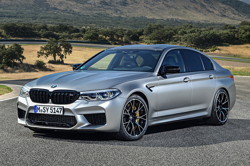 M5 コンペティションのボディサイズは4965×1905×1480mm（全長×全幅×全高）、ホイールベースは2980mm。車両重量は1950kg