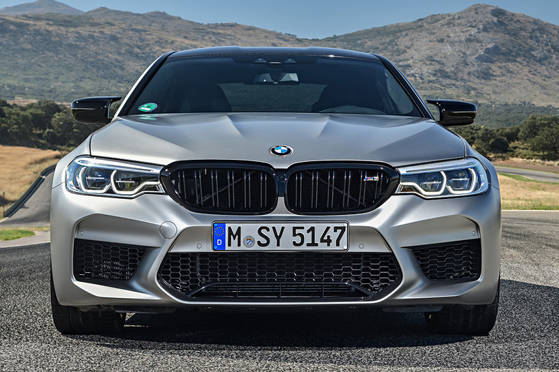 M5 コンペティションのボディサイズは4965×1905×1480mm（全長×全幅×全高）、ホイールベースは2980mm。車両重量は1950kg