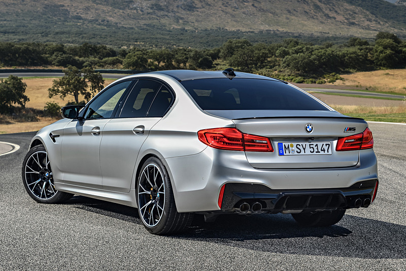 M5 コンペティションのボディサイズは4965×1905×1480mm（全長×全幅×全高）、ホイールベースは2980mm。車両重量は1950kg