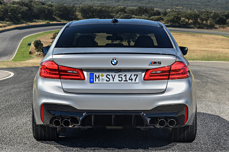 M5 コンペティションのボディサイズは4965×1905×1480mm（全長×全幅×全高）、ホイールベースは2980mm。車両重量は1950kg