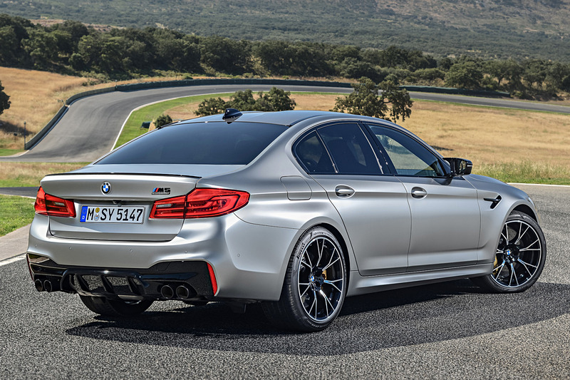 M5 コンペティションのボディサイズは4965×1905×1480mm（全長×全幅×全高）、ホイールベースは2980mm。車両重量は1950kg