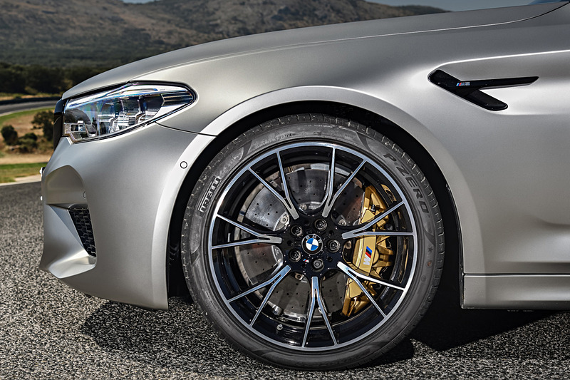 サイド・ギルやM スポーツ・エキゾースト・システム、キドニーグリルなどをブラック仕様に変更