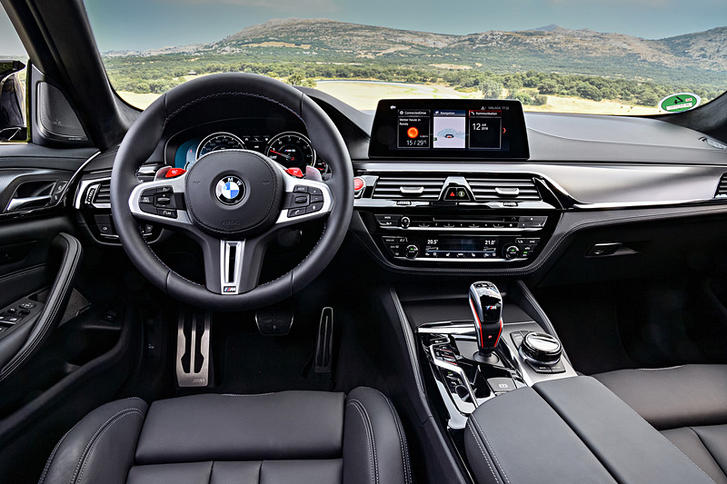 M5 コンペティションのインテリア。トランスミッションはベースのM5と同じドライブロジック付き8速ATを採用