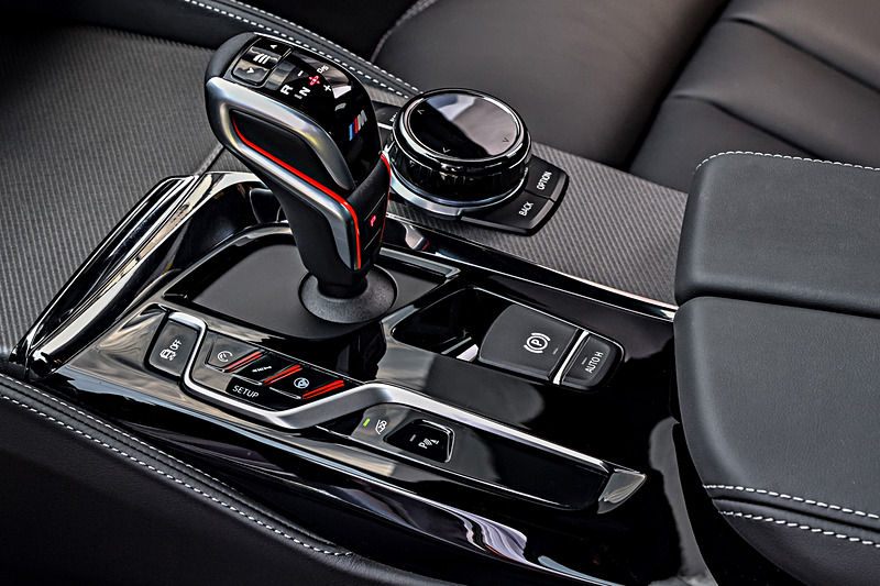 M5 コンペティションのインテリア。トランスミッションはベースのM5と同じドライブロジック付き8速ATを採用