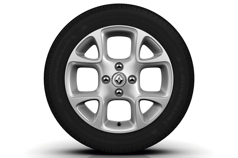 専用デザインの15インチアロイホイールを装着する