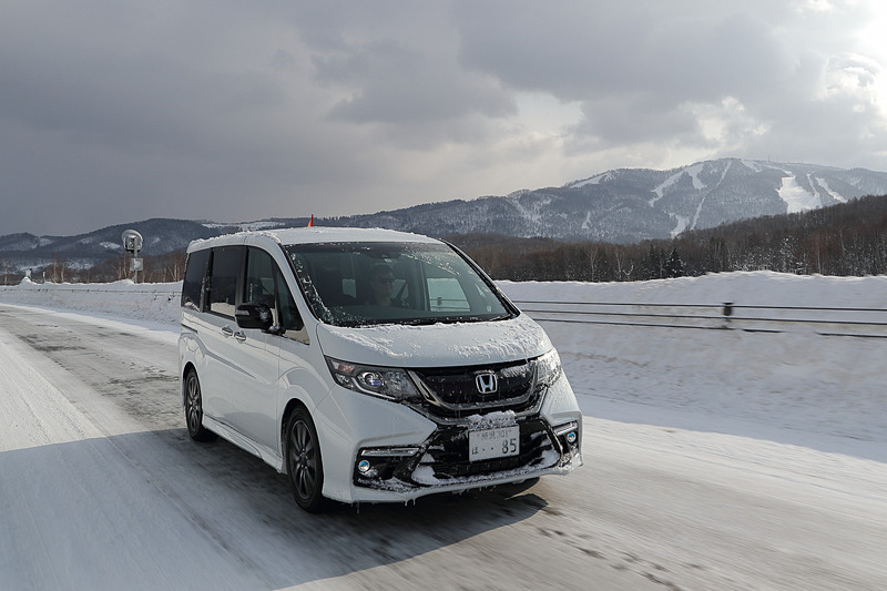 新型「ステップワゴン Modulo X」（写真は前期型ガソリンモデル）をはじめ4車種で、じっくり雪上試乗できるチャンス！　さまざまなコンディションの雪道で、上質な乗り味の違いを体感してみませんか