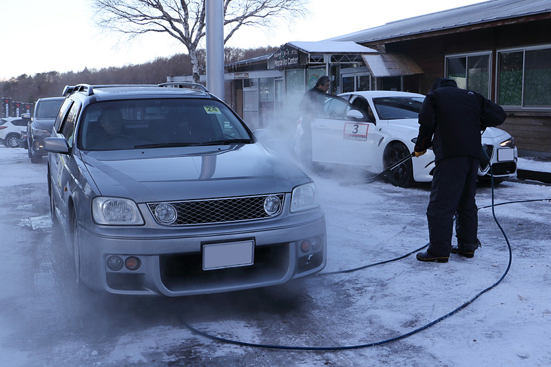 湖上に車両を搬入する前に、下まわりを洗浄する