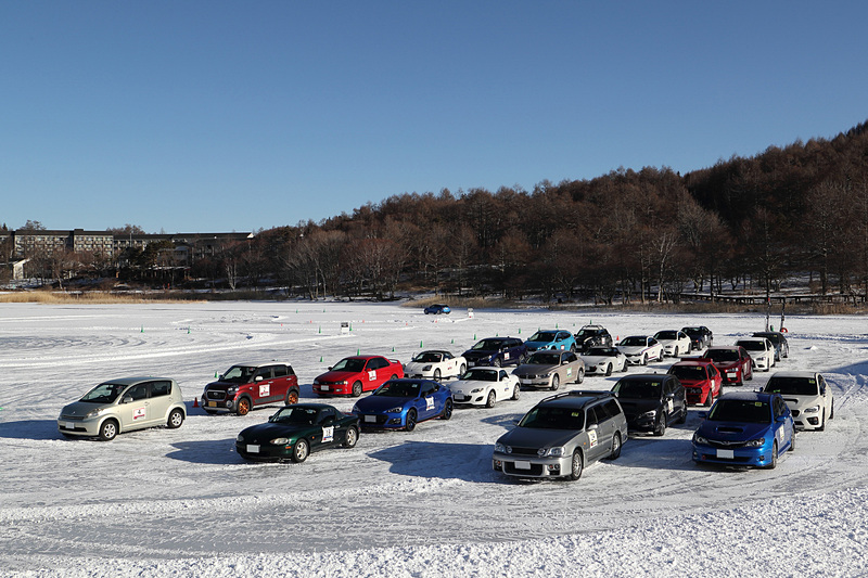 さまざまな駆動方式の車両が冬晴れの女神湖に集まった