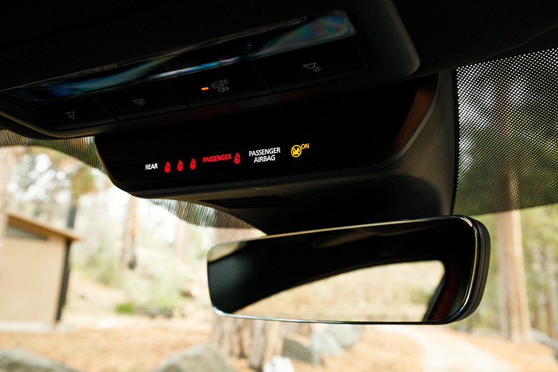 5ドアハッチバックのインテリア。新型Mazda3のコクピットはすべてをドライバーを中心に左右対称にレイアウト。ステアリングスポークやセンターディスプレイなど、パーツ単位で「バニシングポイント」（遠近法で言う収束点）に基づいてデザイン。また、本革にはマツダ独自のシボを採用したほか、シフトパネルにはレーザー加工で柄を刻み込んだ黒のメタリック層と、まっすぐ光を透過・減衰させるカラークリア層からなる2層成形と呼ばれる技術を採用