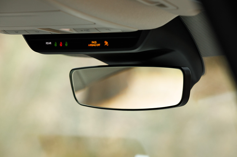 4ドアセダンのインテリア。5ドアハッチバックともどもマツダらしくドライビングポジションにもこだわり、ステアリングのテレスコピック量を前後10mmずつ拡大し、合計で70mmの調整幅を持たせることで体格に応じたドライビングポジション調整の精度を高めた。シフト位置は現行モデルに対してAT/MTともに前方・上方に移動させ、ステアリングからの持ち替えのしやすさとシフト操作のしやすさを向上させたという