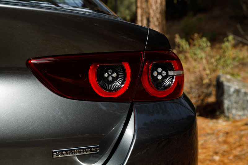 セダンモデルのデザインコンセプトは「凛とした伸びやかさ」。3BOXの伝統的なセダンの様式に則ったうえで、マツダとしての美しさを磨き上げることを追求し、エレガンスを感じさせる大人の成熟したセダンを表現したという