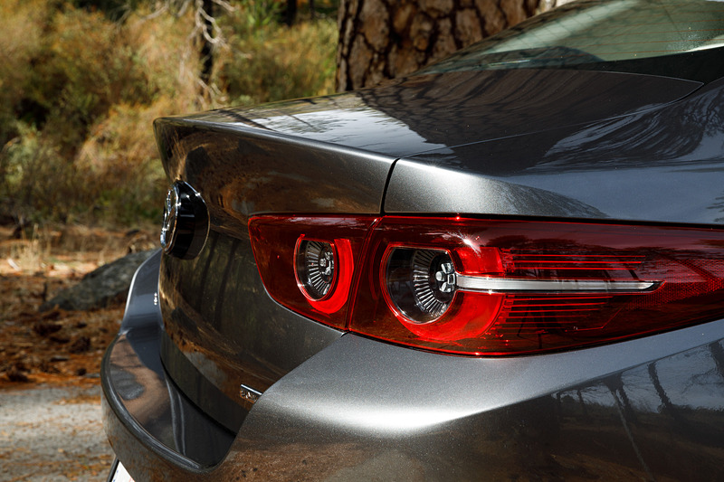 セダンモデルのデザインコンセプトは「凛とした伸びやかさ」。3BOXの伝統的なセダンの様式に則ったうえで、マツダとしての美しさを磨き上げることを追求し、エレガンスを感じさせる大人の成熟したセダンを表現したという