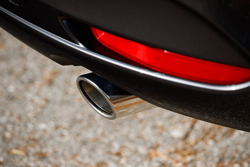 セダンモデルのデザインコンセプトは「凛とした伸びやかさ」。3BOXの伝統的なセダンの様式に則ったうえで、マツダとしての美しさを磨き上げることを追求し、エレガンスを感じさせる大人の成熟したセダンを表現したという