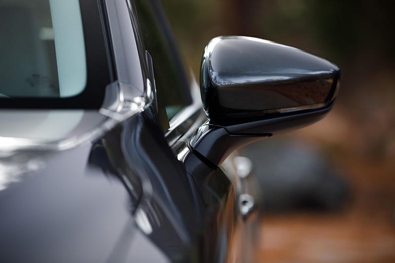 セダンモデルのデザインコンセプトは「凛とした伸びやかさ」。3BOXの伝統的なセダンの様式に則ったうえで、マツダとしての美しさを磨き上げることを追求し、エレガンスを感じさせる大人の成熟したセダンを表現したという