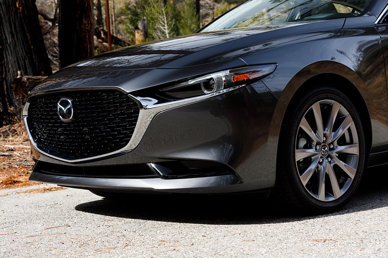 セダンモデルのデザインコンセプトは「凛とした伸びやかさ」。3BOXの伝統的なセダンの様式に則ったうえで、マツダとしての美しさを磨き上げることを追求し、エレガンスを感じさせる大人の成熟したセダンを表現したという
