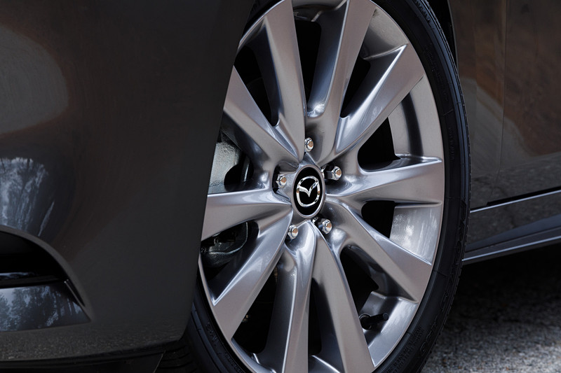 セダンモデルのデザインコンセプトは「凛とした伸びやかさ」。3BOXの伝統的なセダンの様式に則ったうえで、マツダとしての美しさを磨き上げることを追求し、エレガンスを感じさせる大人の成熟したセダンを表現したという