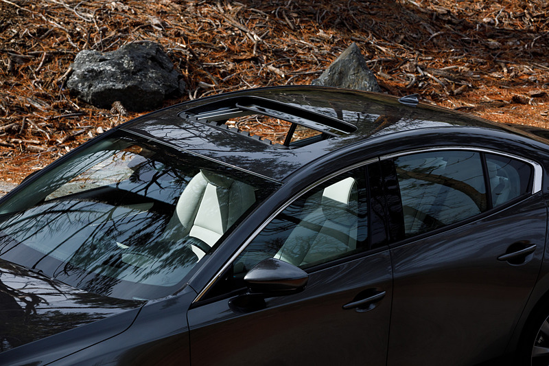 セダンモデルのデザインコンセプトは「凛とした伸びやかさ」。3BOXの伝統的なセダンの様式に則ったうえで、マツダとしての美しさを磨き上げることを追求し、エレガンスを感じさせる大人の成熟したセダンを表現したという