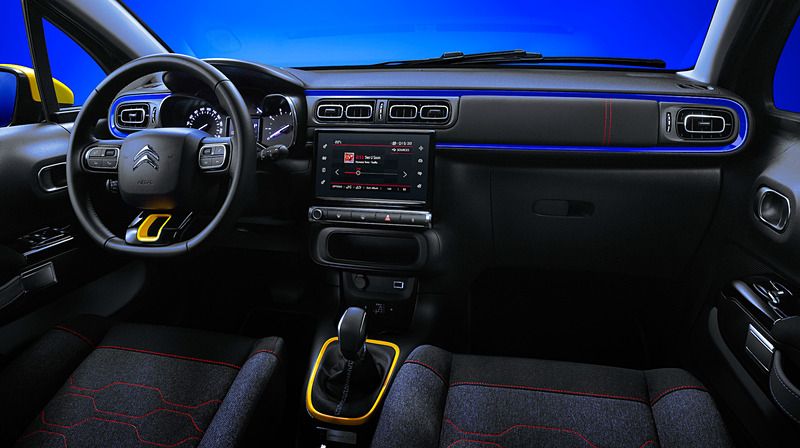 内外装の随所に赤、青、黄色のアクセントが与えられる