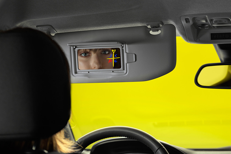 内外装の随所に赤、青、黄色のアクセントが与えられる