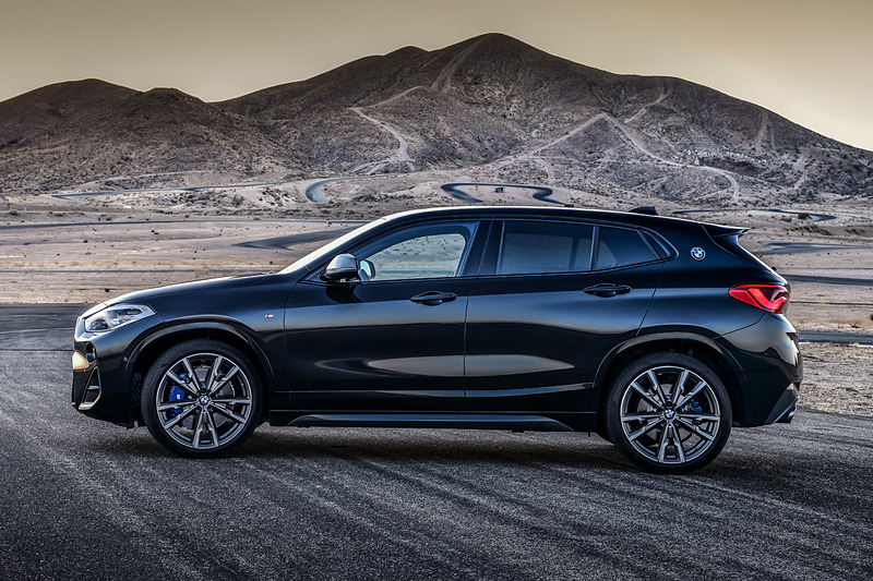 X2 M351iのボディサイズは4375×1825×1535mm（全長×全幅×全高）、ホイールベースは2670mm。専用のMスポーツ・サスペンション、Mスポーツ・ディファレンシャル、Mスポーツ・ブレーキを装備