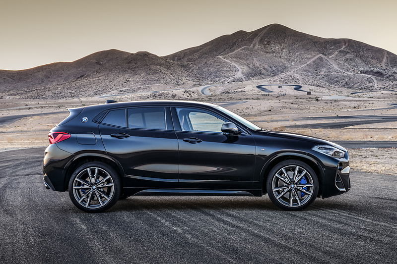 X2 M351iのボディサイズは4375×1825×1535mm（全長×全幅×全高）、ホイールベースは2670mm。専用のMスポーツ・サスペンション、Mスポーツ・ディファレンシャル、Mスポーツ・ブレーキを装備