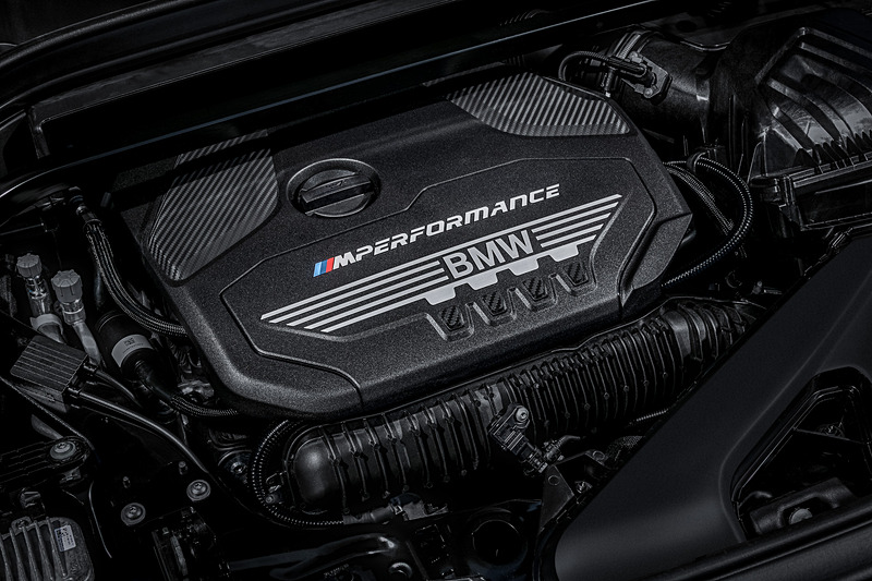 X2 M35iは最高出力225kW（302PS）/6250rpm、最大トルク450Nm/1750-4500rpmを発生する直列4気筒DOHC 2.0リッターMツインパワー・ターボ・エンジンを搭載。トランスミッションに8速スポーツATを組み合わせる