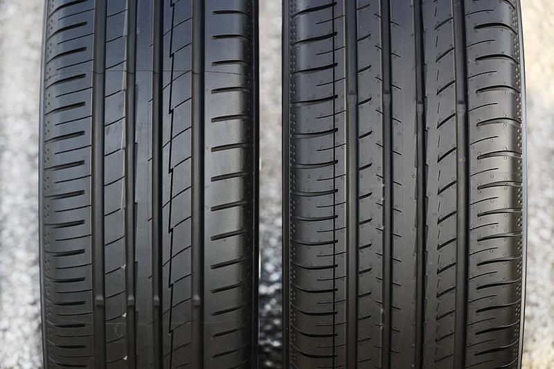 トレッドパターン比較。左が旧製品のブルーアースA、右がブルーアースGT。いずれも右方向がアウト側となる。3本のセンターリブから明確な切れ目がなくなり、直進安定性が向上しているのが分かる。その一方サイプを刻みつつ剛性を調整してる