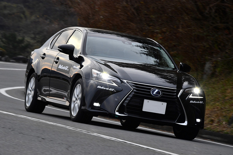 ミドルクラスセダンもターゲットに開発された横浜ゴムの「ブルーアースGT」。低燃費性能を引き上げ、さらにウェットグリップ性能は最高グレードの「a」となる