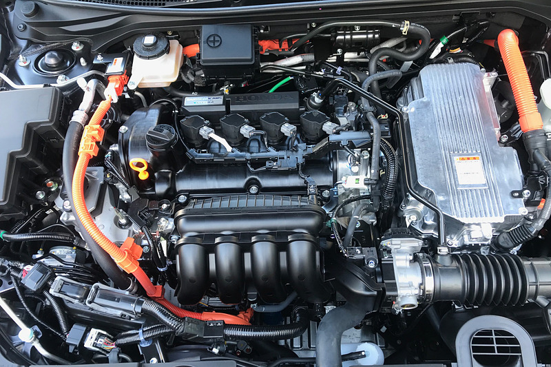 パワートレーンは、直列4気筒1.5リッターエンジンと2モーターのハイブリッドシステム「i-MMD」の組み合わせ。ボンネットを開けるとカバーもなくて、久しぶりに機械を見た感じがした
