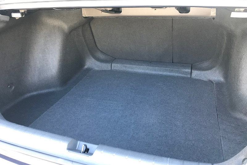 VDA方式で519Lのトランクは、ハイブリッドカーとは思えないほど大きく、奥行きもタップリ