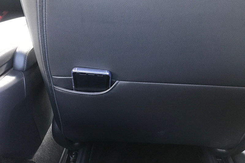 フロントシートバックのスマホポケットは使いやすかった